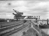 836263 Gezicht op de kolentip (overslag van steenkolen van trein op schip) aan het Julianakanaal te Born.